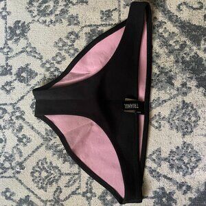 BLACK TRIANGL BOTTOM
